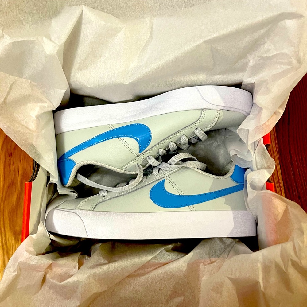 BRAND NEW low nike sneakers size women’s 6